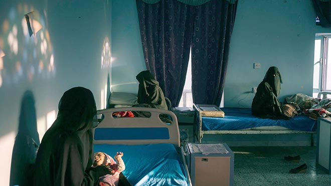 أمهات وأطفالهن يملأون جناح سوء التغذية بأحد مستشفيات مدينة حجة. حجة من أكثر المناطق تضرراً من أزمة الجوع في اليمن
